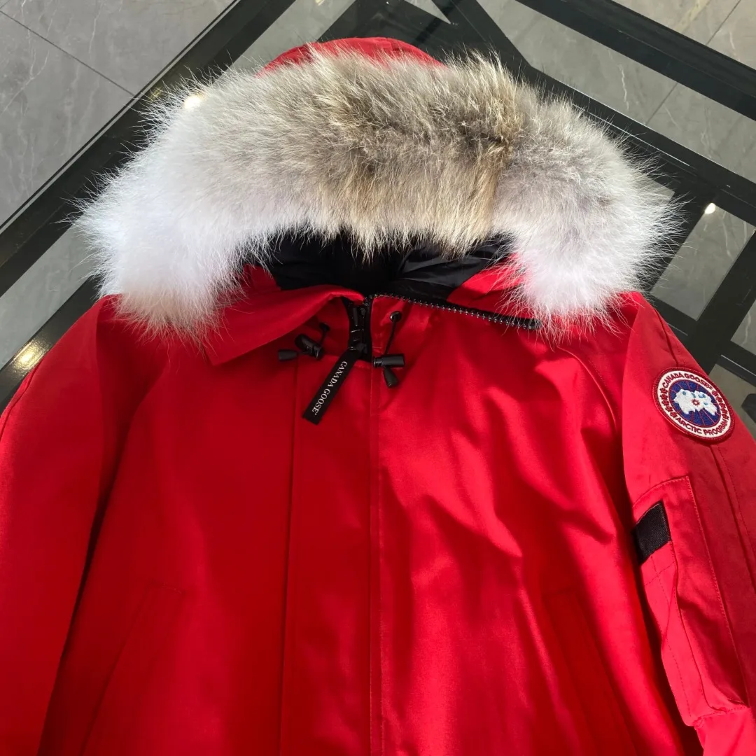P760 Canada goose/Canada Goose 01 Couple Expedition Parka Down Jacket, authentic original version, you need to compare with the original to check it out at any time, all accessories are customized from the original factory 💯The softness and hardness of the fabric is compared with the original, and it can be restored by kneading at will (fabric misunderstanding: Fabrics with high hardness are not waterproof. Only when you buy the latest authentic version this year will you notice the softness and comfort of the fabric) 💯The down is synchronized with the authentic white duck down, fluffy and not lumpy. Electronically controlled velvet filling machine 💯Customized zippers with authentic YKK military-grade copper core zipper pullers, high hardness and no jamming 💯The fur collar is purchased from Western Canada coyote skin original customization 💯All workmanship and wiring are controlled by workers with more than ten years of experience. They must be horizontal and vertical, and are not allowed to twist. The inner wiring density is more sophisticated. Feel free to compare 💯Big goose label Collar label Washed label Hangtag Zipper cord Pocket label Back label, collar velvet, Velcro fasteners, cuffs, all details are updated simultaneously with genuine products. The best version, the most complete color matching, all kinds of battle products. Color: off-white, black, charcoal gray, navy blue, red, blue. Size: XS-XXL
